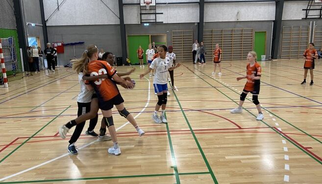 U-13 piger i gang med kampene ved Tornby Cup i Femhøje Idrætscenter.