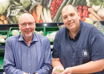 Formanden for HHE Tommy Høj og Kasper Knudsen fra REMA 1000 er klar til at kaste guld ud til alle børn ved Jepsens Plads i Hirtshals.