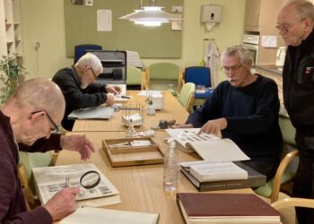 Se det store i det små. Ivrige frimærkesamlere mødes i Aktivhuset i Sindal. Arkivfoto.