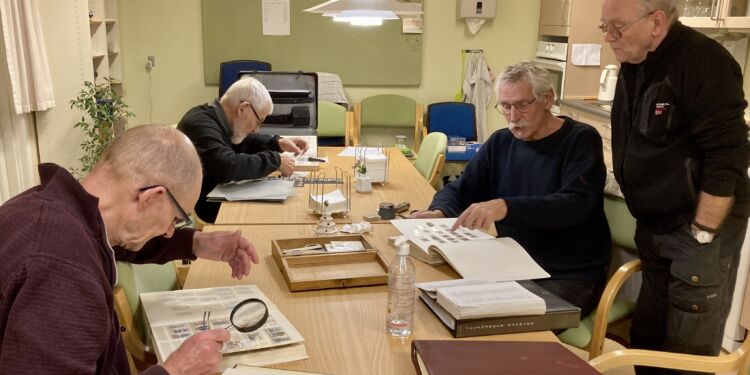 Se det store i det små. Ivrige frimærkesamlere mødes i Aktivhuset i Sindal. Arkivfoto.