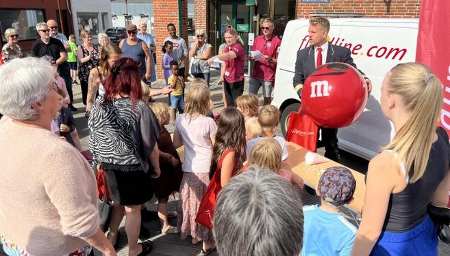 Lokale Claus Djurhuus, som er Business Manager Onboard Services, var sammed med de to andre fra Fjord Line populær på Jepsens Plads. Foto: Niels Skipper.