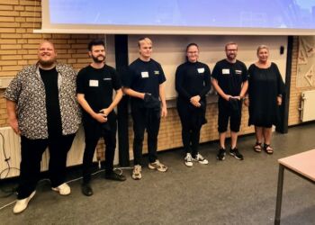 Gruppe Skib samt Mikkel Bülow Bundgaard Sørensen fra Svanehøj yderst til venstre og Christina Ørskov til Højre.