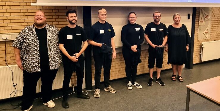 Gruppe Skib samt Mikkel Bülow Bundgaard Sørensen fra Svanehøj yderst til venstre og Christina Ørskov til Højre.