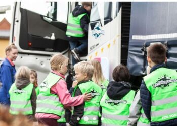 Lastbilkaravanen holder onsdag ved Højene Skole. Pressefoto