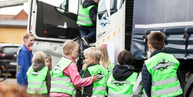 Lastbilkaravanen holder onsdag ved Højene Skole. Pressefoto