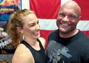 Leif Stjerne Thomsen træner sammen med kæresten Kristine Conradsen, der selv stiller op i Strongwoman-konkurrencer og er tidligere europamester og danmarksmester i armlægning. Leif Stjerne Thomsen har inspireret hende til også at begynde at løfte sten, efter hans træning til at løfte The Dinnie Stones i Skotland. Foto: Henriette Maj Pedersen/TV2 Nord.