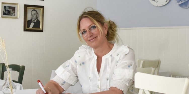 Malene Bredvig i det lyse og venlige interiør på Hotel Strandlyst. Foto (arkiv): Palle W. Nielsen.