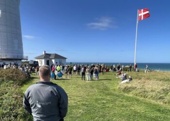 Peter Jensen fra Støtteforeningen Hirtshals Fyr forrest på billedet fik i lighed med de fremmødte en stor oplevelse ved den første af seks gratis koncerter under Hirtshals Operafestival. Foto: Niels Skipper.