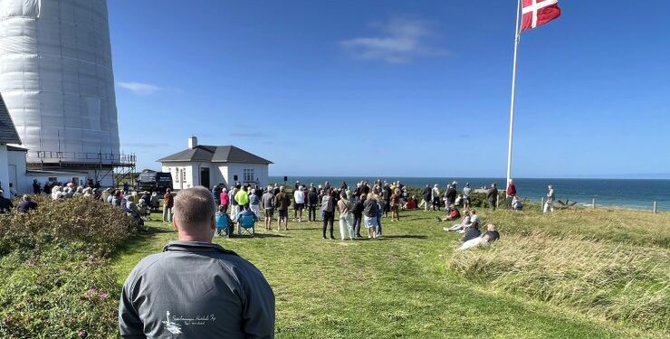 Peter Jensen fra Støtteforeningen Hirtshals Fyr forrest på billedet fik i lighed med de fremmødte en stor oplevelse ved den første af seks gratis koncerter under Hirtshals Operafestival. Foto: Niels Skipper.