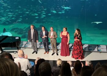 Fire operasangere og en veloplagt pianist foran det store akvarium på Nordsøen Oceanarium ved Hirtshals Operafestival 2023. Foto (arkiv): Niels Skipper.