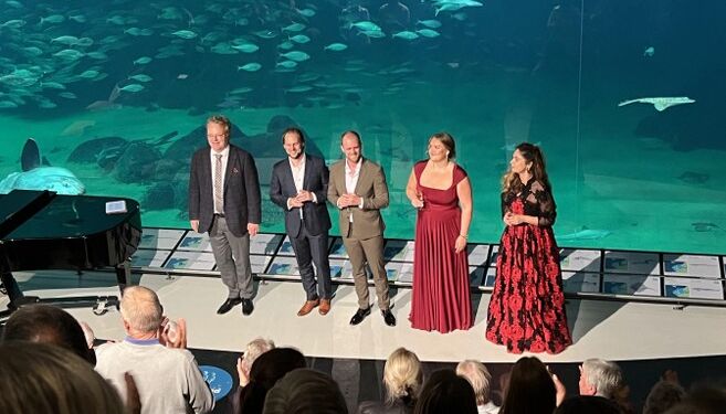 Fire operasangere og en veloplagt pianist foran det store akvarium på Nordsøen Oceanarium ved Hirtshals Operafestival 2023. Foto (arkiv): Niels Skipper.