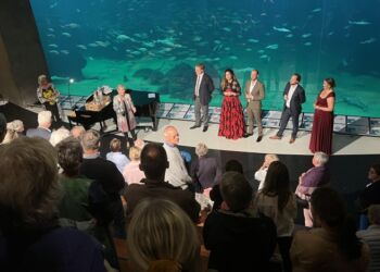 Initiativtager Lisbet Hvid Hermansen og turistchef Laila Zielke takkede sangerne og pianisten for en fantastisk oplevelse på Nordsøen Oceanarium i 2023. Foto (arkiv): Niels Skipper.
