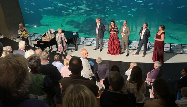 Initiativtager Lisbet Hvid Hermansen og turistchef Laila Zielke takkede sangerne og pianisten for en fantastisk oplevelse på Nordsøen Oceanarium i 2023. Foto (arkiv): Niels Skipper.