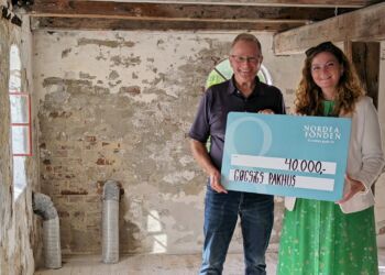 Formanden for Gøgsigs Pakhus, Villy Nielsen, modtager donationen fra Nordea Fonden, som overrækkes af Betina Jensen.