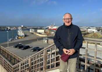 Per Martensen, der er handelschef ved Hirtshals Handel & Erhverv, glæder sig over færingernes ankomst. Foto. Foto (arkiv): Niels Skipper.