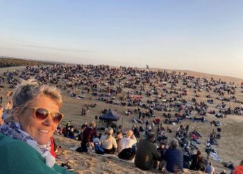 Mette Smalbro i aftensol på Rubjerg Knude. Foto: Søren Smalbro.