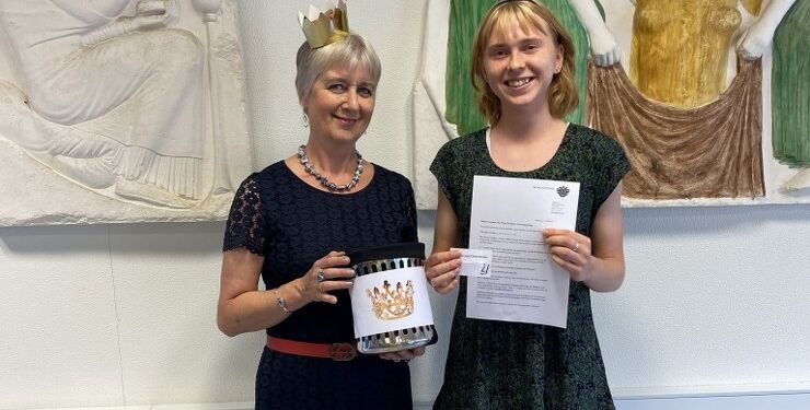 Rektor Elsebeth Gabel Austin (tv) og Joanna Luna Clemmensen. Foto: STX.