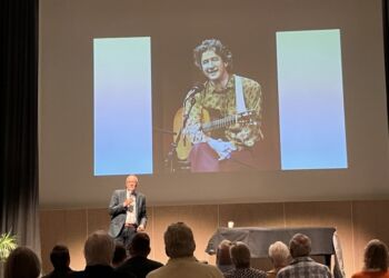 Henrik Baloo Andersen tog en flot afsked med Hjørring Revyens tidligere skuespiller og direktør Eddie Skoller. Foto: Palle W. Nielsen