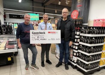 Spar støtter masser af lokale initiativer. Her ses Claus Neve Olsen (tv) og formand Rasmus Jespersen fra Hirtshals Musikforening på hver sin side af købmand René Ejstrup Larsen. Foto: Niels Skipper.