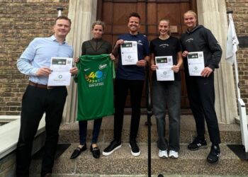 Billetterne er afleveret til Sparekassen Danmark, og nu kan de hentes.

Afdelingsdirektør Oliver Hjorth Karlborg og bankrådgiver Nanna Thomsen modtager billetter fra

salgsassistent Jonas Menholt, spillerne Marie Fisker og Freja Thisgaard fra Fortuna.