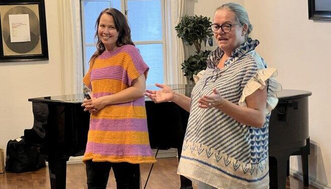 Karoline Dahrling Hughes (tv) ses her sammen med Anne Friis ved strikfesten på Vrå Højskole. Foto (arkiv): Hanne Skipper.