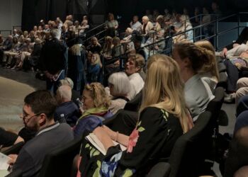 Spændt publikum venter på Nordenfjords. Foto: Vendsyssel Teater.