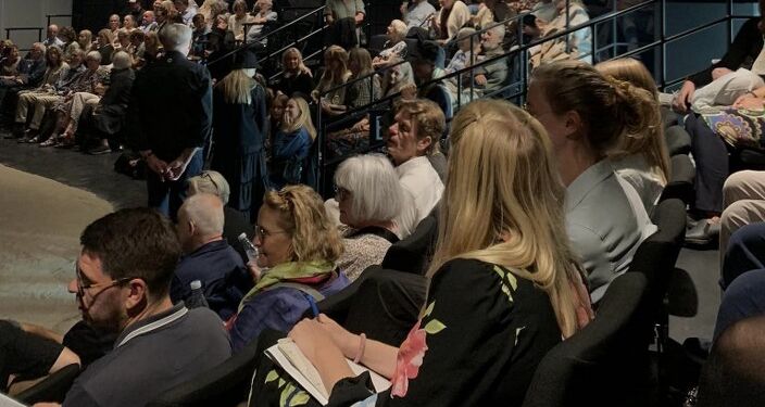 Spændt publikum venter på Nordenfjords. Foto: Vendsyssel Teater.