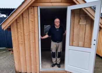 Tømrerfaglærer Flemming Jensen foran et af de huse eleverne skal indrette med møbler de selv laver. Der skal laves noget til at lave mad ved, noget hvor man kan sidde og noget til at sove i.