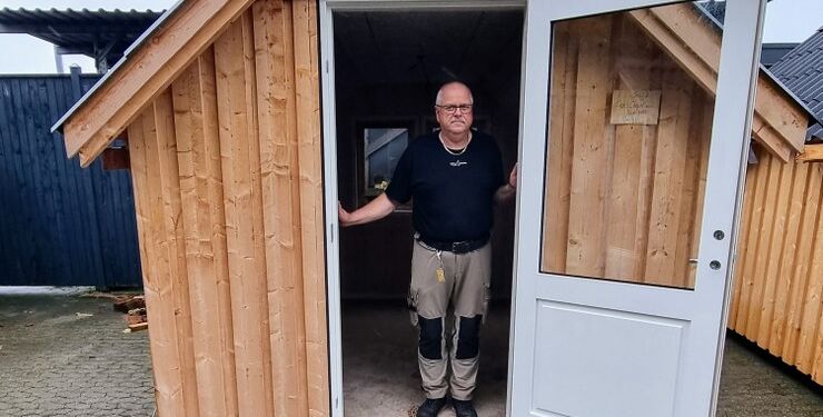 Tømrerfaglærer Flemming Jensen foran et af de huse eleverne skal indrette med møbler de selv laver. Der skal laves noget til at lave mad ved, noget hvor man kan sidde og noget til at sove i.