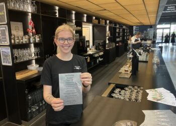 Anita tager godt imod gæsterne Hos Uffe Teatercaféen. Foto: Palle W. Nielsen