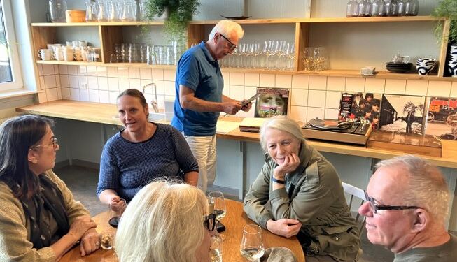 Bjarne havde valgt dagens musik på vinyl på Tversted Skole. Foto: Palle W. Nielsen