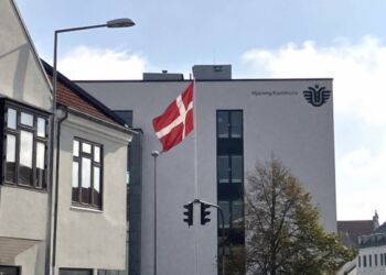 Dannebrog vajer ved rådhuset i Hjørring. Foto (arkiv): Palle W. Nielsen