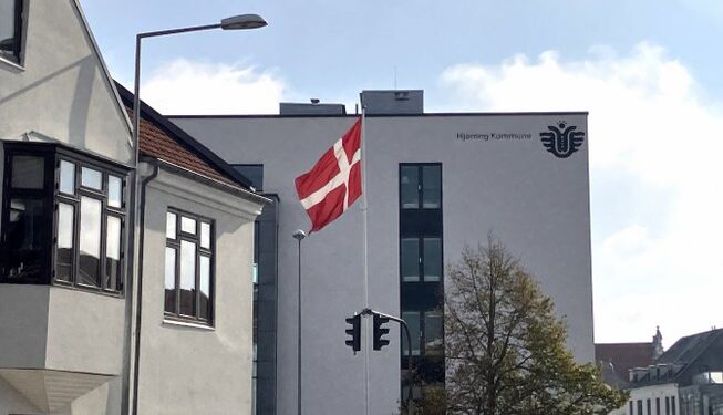 Dannebrog vajer ved rådhuset i Hjørring. Foto (arkiv): Palle W. Nielsen