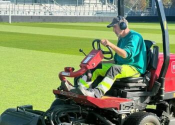 Allan får store roser for sit flotte arbejde med græsset på Nord Energi Arena i Hjørring. Privatfoto