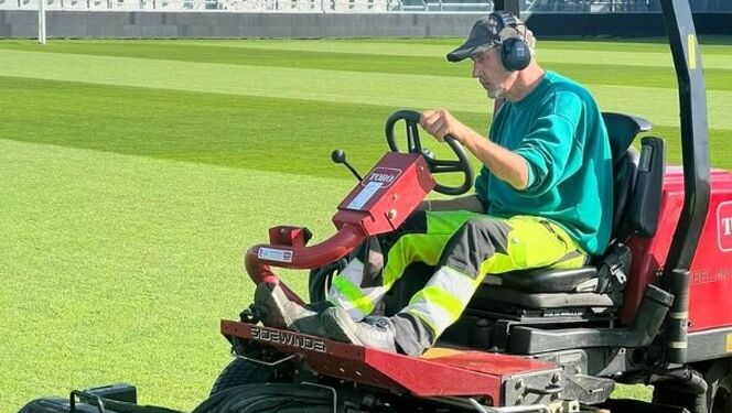 Allan får store roser for sit flotte arbejde med græsset på Nord Energi Arena i Hjørring. Privatfoto