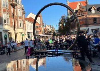 Masser af mennesker og god stemning på Springvandspladsen fredag. Foto: Palle W. Nielsen