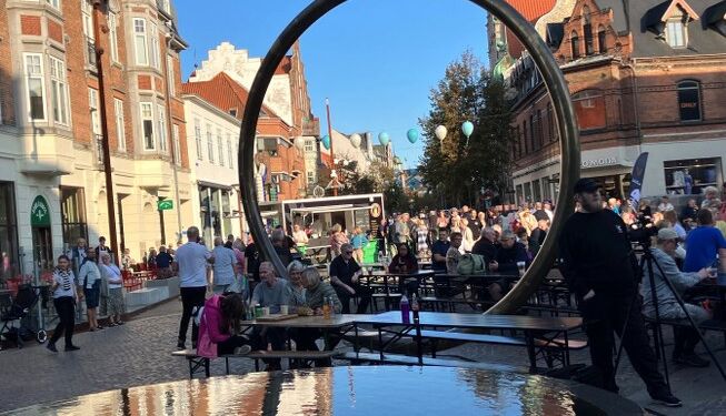 Masser af mennesker og god stemning på Springvandspladsen fredag. Foto: Palle W. Nielsen