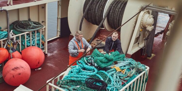 Elever om bord på Fiskeriskolens fartøj Athene. Foto: Arkiv.