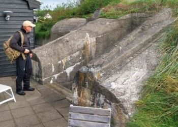 Formand Flemming Hammer fra Bunkergruppen Hirtshals er klar til rundvisning i Tversted. Foto: Arkiv.