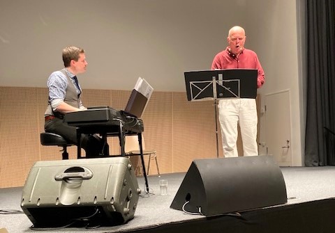 Andreas Svaneborg og Jørgen Bing har tidligere været på scenen med Annas Ballader under Cabaret Café på Vendsyssel Teater. Bing er vært i Cabaret Caféen. Foto: Karl H. Bornhøft.