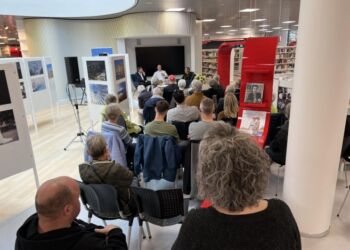 Mange fremmødte ved en samtalesalon på Hjørring Bibliotek. Foto: Niels Skipper.