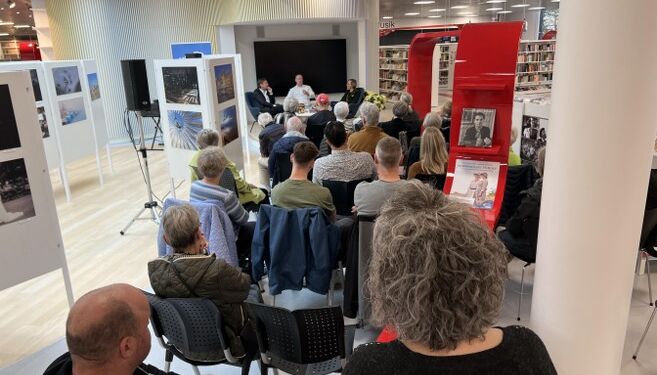 Mange fremmødte ved en samtalesalon på Hjørring Bibliotek. Foto: Niels Skipper.