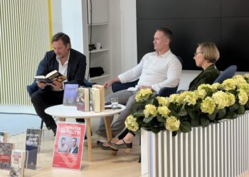 Forfatterne og lokalpolitikerne Thomas Klimek (S) og Claus Mørkbak Højrup (V) under et arrangement på Hjørring Bibliotek. Foto (arkiv): Niels Skipper.