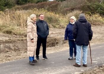 Turistchef og lokalpolitiker Laila Zielke (A) og byrådskollega Michael Engbjerg (V) i snak med borgerne Birgit og Karl Thomsen.