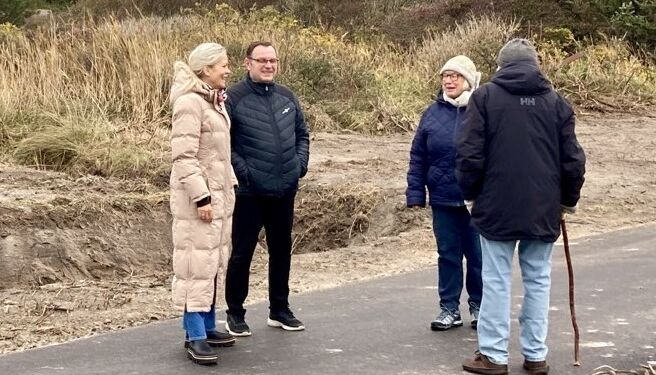 Turistchef og lokalpolitiker Laila Zielke (A) og byrådskollega Michael Engbjerg (V) i snak med borgerne Birgit og Karl Thomsen.