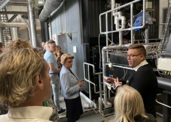 Direktør for Sindal Varmeforsyning, Jesper Skrubbeltrang, viser rundt på produktionsanlægget i Sindal. Foto: Privat.