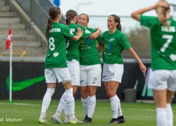 Rikke Dybdal viste igen sin specialitet - scoring på en dybt stukket bold. Her lykønskes med scoringen. Foto: Jess M. Madsen.