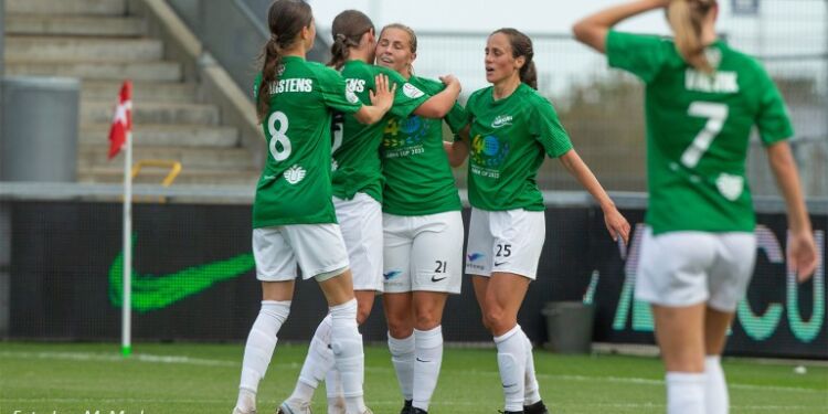 Rikke Dybdal viste igen sin specialitet - scoring på en dybt stukket bold. Her lykønskes med scoringen. Foto: Jess M. Madsen.