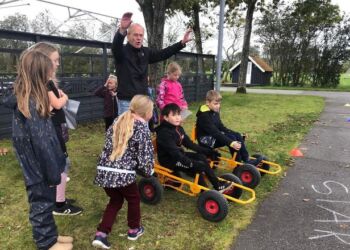 Pædagog Karl Åge Broen gør klar til racerløb ved stadion i Bindslev.