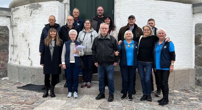 Mødets deltagere foran Hirtshals Fyr. Foto: Niels Skipper.